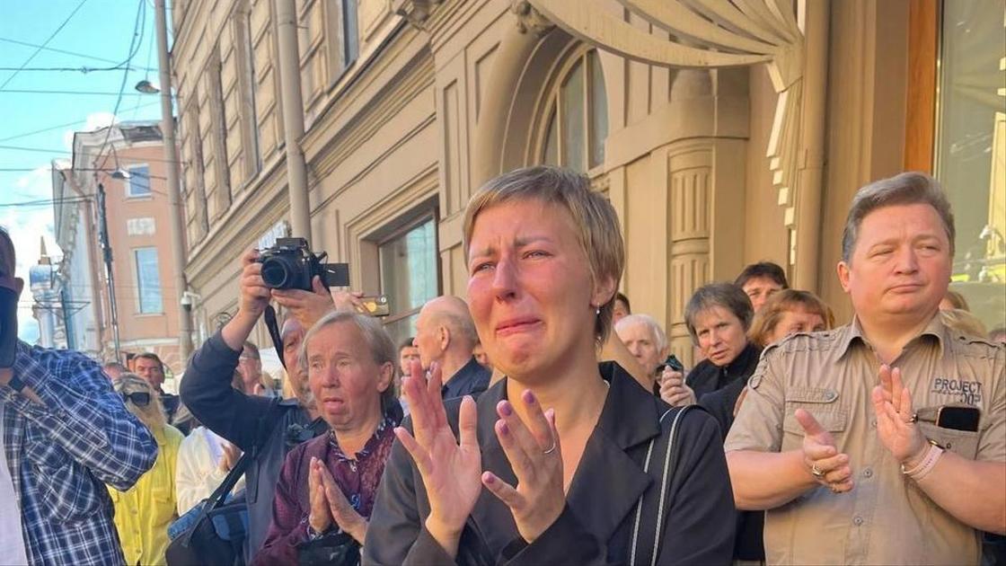 Последняя любовь Краско, 30-летняя Дарья Пашкова, истерит у открытого гроба: «Ванечка, ты был моей жизнью!»