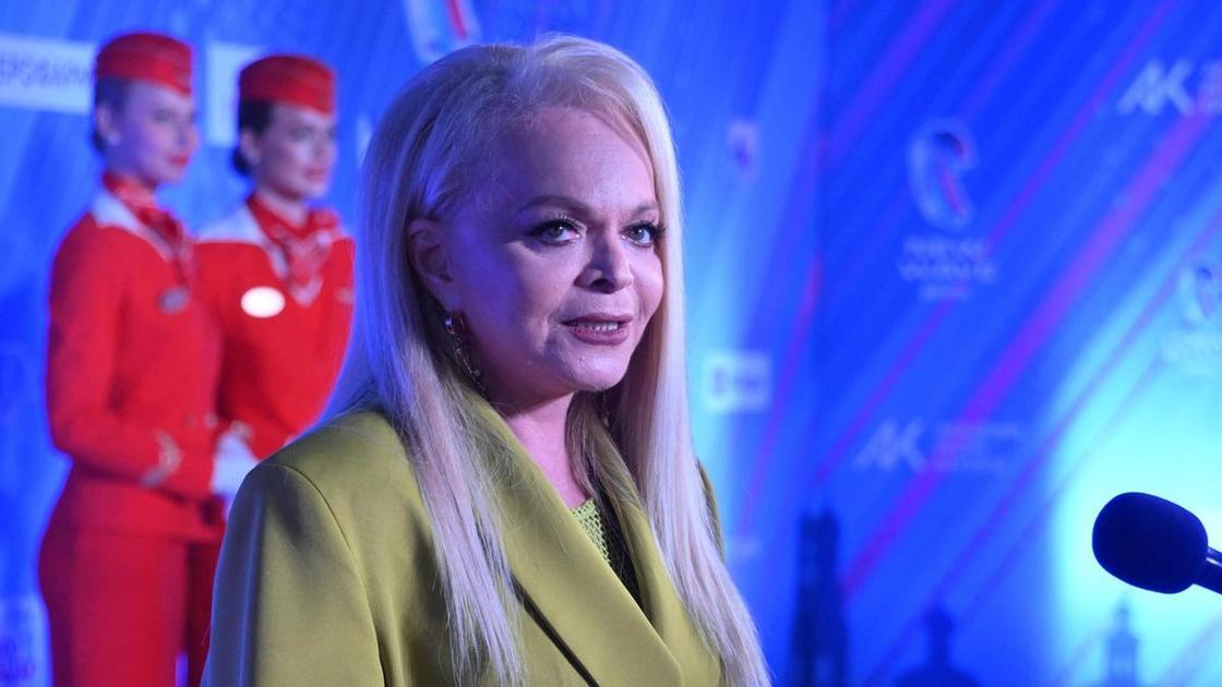 Апексимова — троюродная сестра, Буйнов — лучший друг, а Лолита — подруга: близкие поздравили Долину с юбилеем