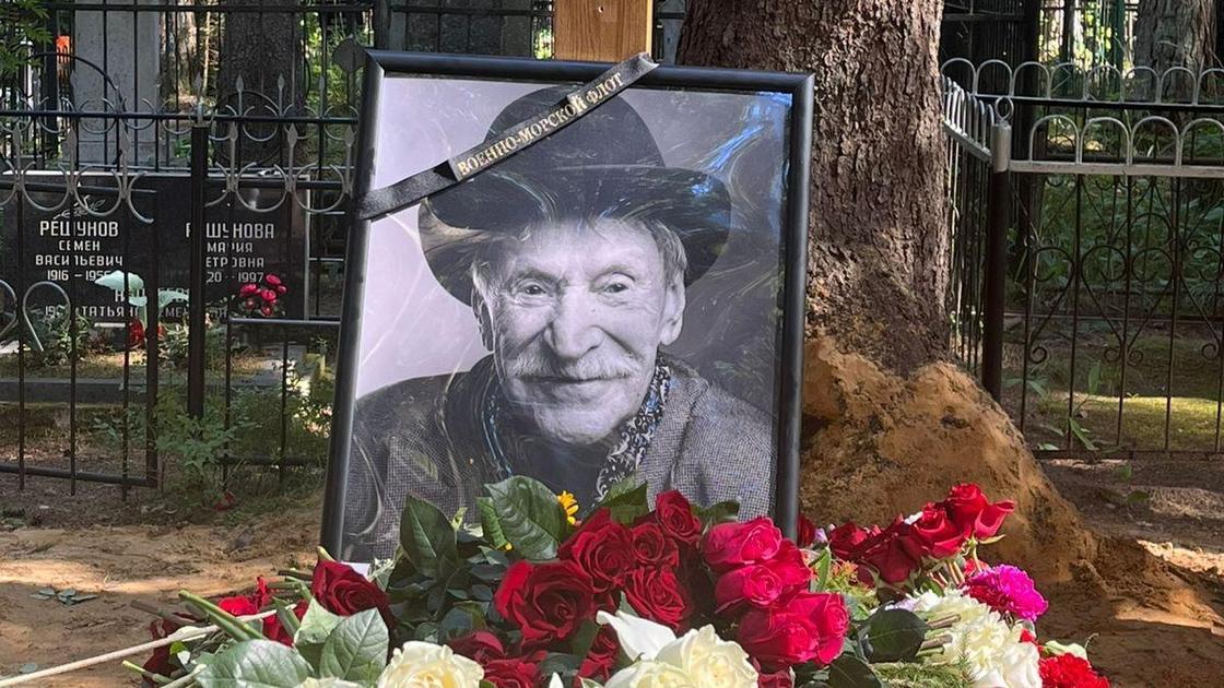 Фото могилы Ивана и Андрея Краско на Комаровском кладбище в Санкт-Петербурге
