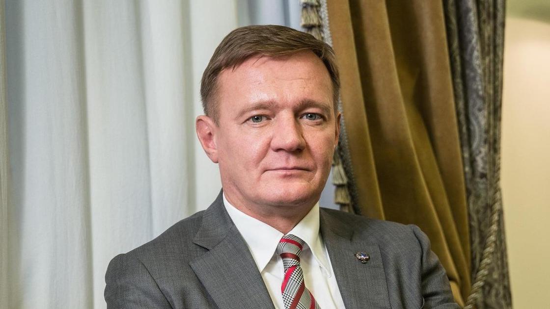 Ждала, пока уйдет семья, чтобы снова рыдать: Полина Корнеева спустя 40 дней после смерти Старовойта на его могиле