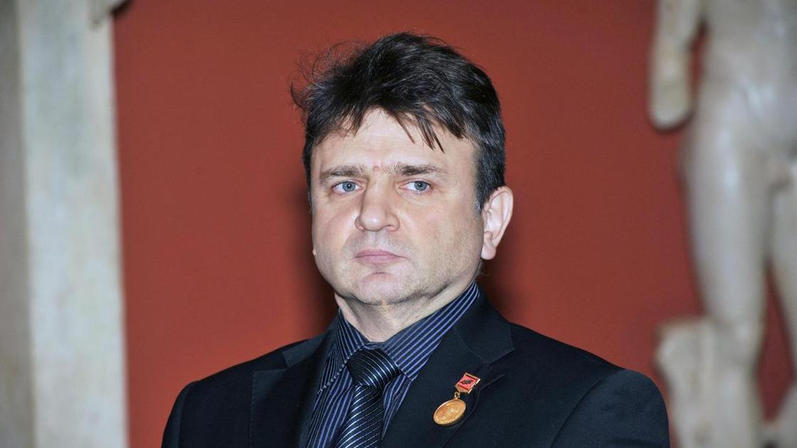 Роман с незнакомкой и подозрения в финансовых схемах при помощи сиротам: Тимур Кизяков, человек везде как у себя дома.
