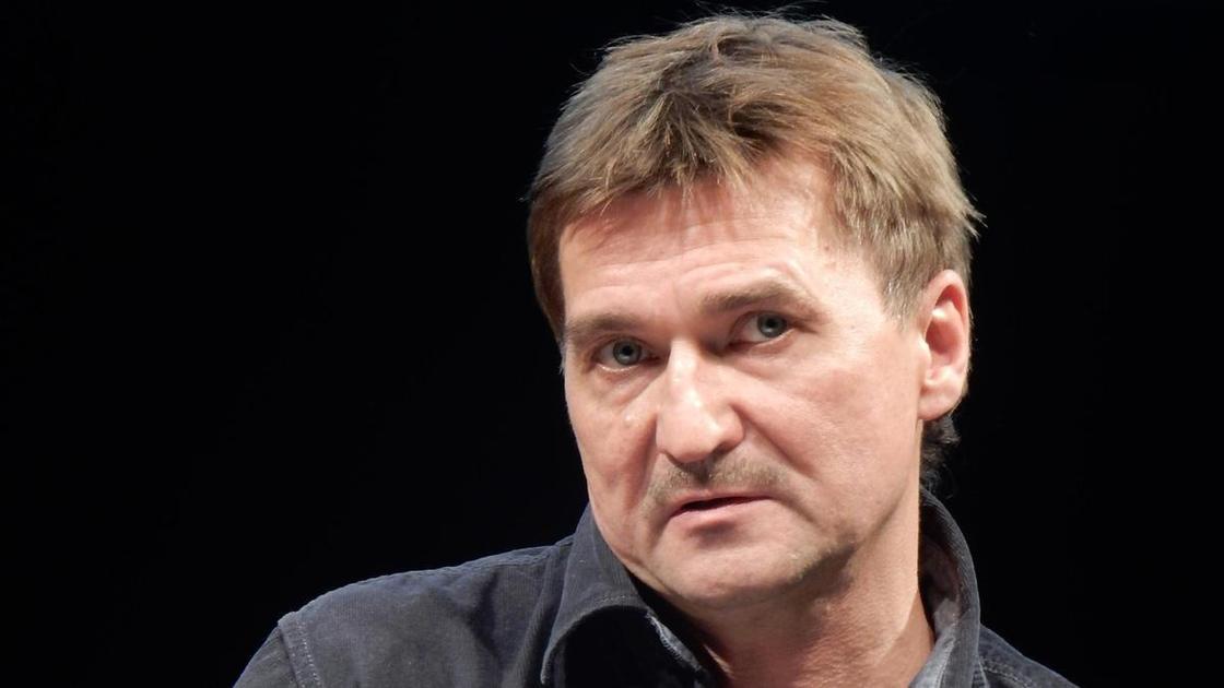 «Семья смотрела, как его откачивали»: фото с пляжа, где утонул Юрий Бутусов