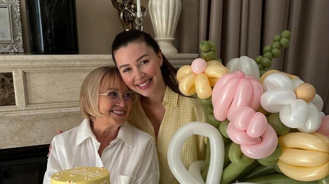 Отметила 82-летний юбилей: мама Анастасии Заворотнюк с улыбкой наблюдает за правнуком.