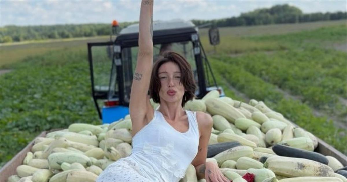 Роскошный макияж и обтягивающее платье с перьями: Настя Ивлеева показалась в богемном стиле после фермерской жизни.