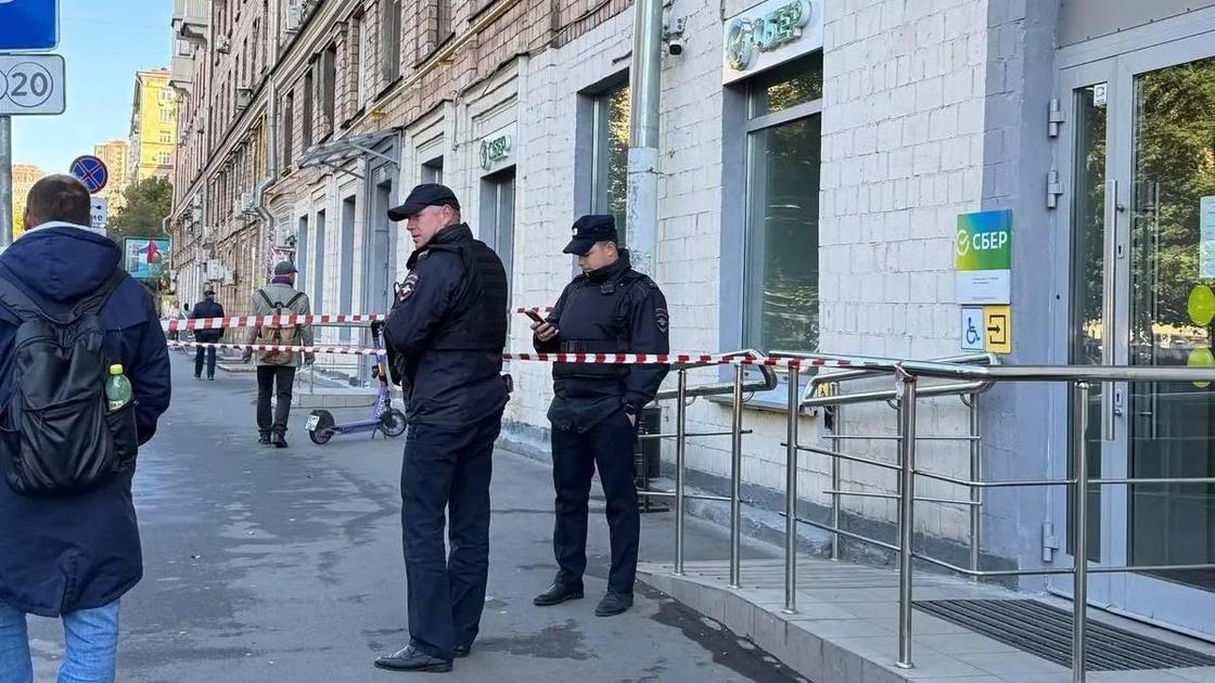 Запись задержания мужчины, который убил начальницу в московском отделении «Сбербанка»