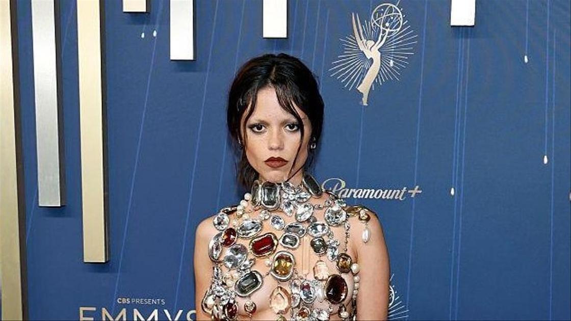 Ортега из «Уэнсдэй» с обнаженной грудью, прикрытой камнями, Йоханссон в бинтовом платье, Гомес в ярком красном на «Эмми»