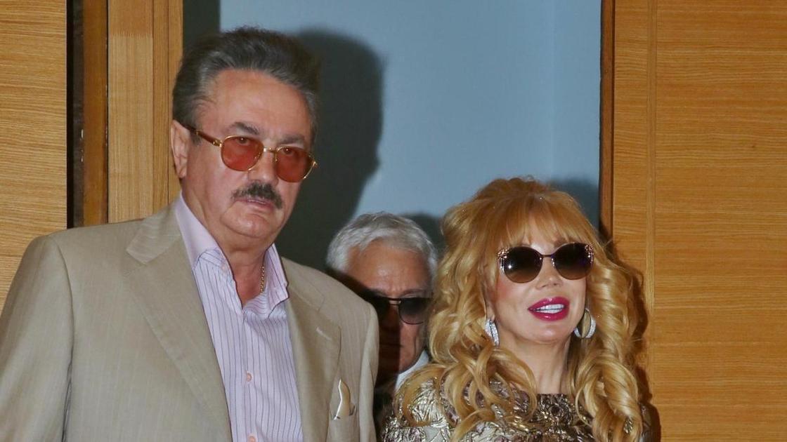 «Это не я на фотографии, шучу — поздравляйте!»: Маша Распутина вышла замуж за Виктора Захарова после 25 лет вместе.