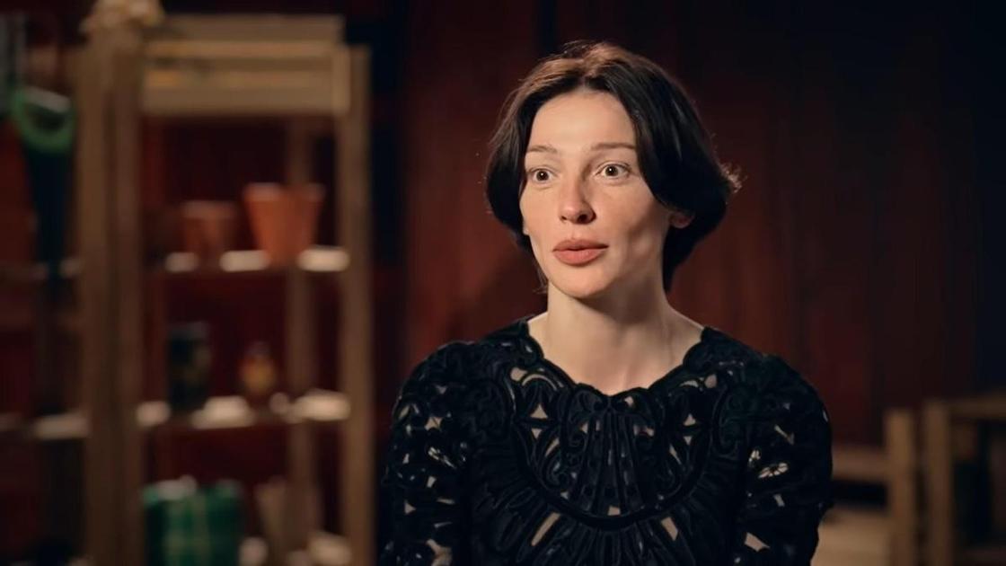 Посещение курятника в Dolce&Gabbana и посадка помидоров в часах Cartier: наряды Насти Ивлеевой в стиле рустикального шика.