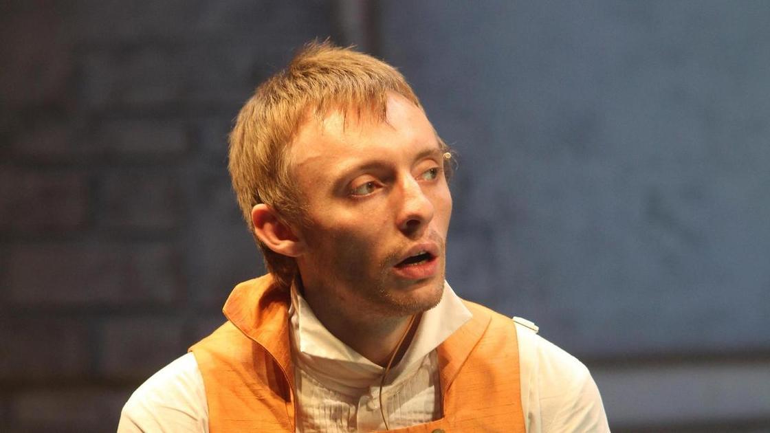 «Он выпал из окна»: актер Илья Дель, на которого весной напала девушка с ножом, вновь в больнице в тяжелом состоянии.