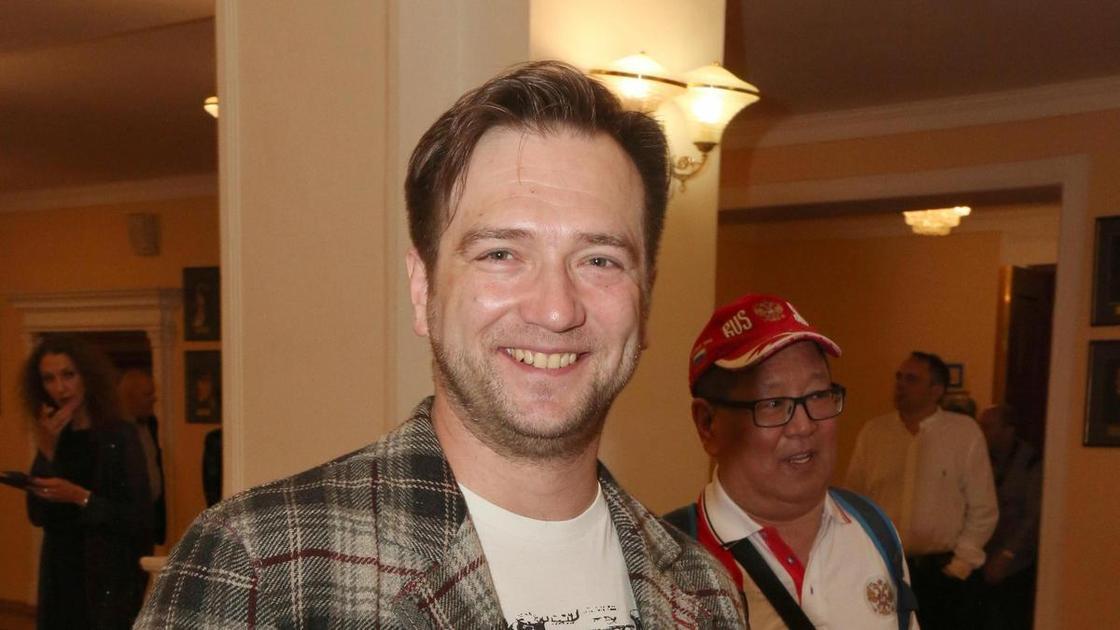 Петр Красилов впервые поделился информацией о своей супруге, на которой он женился в тайне год назад: «Она с терпением ждет меня дома».