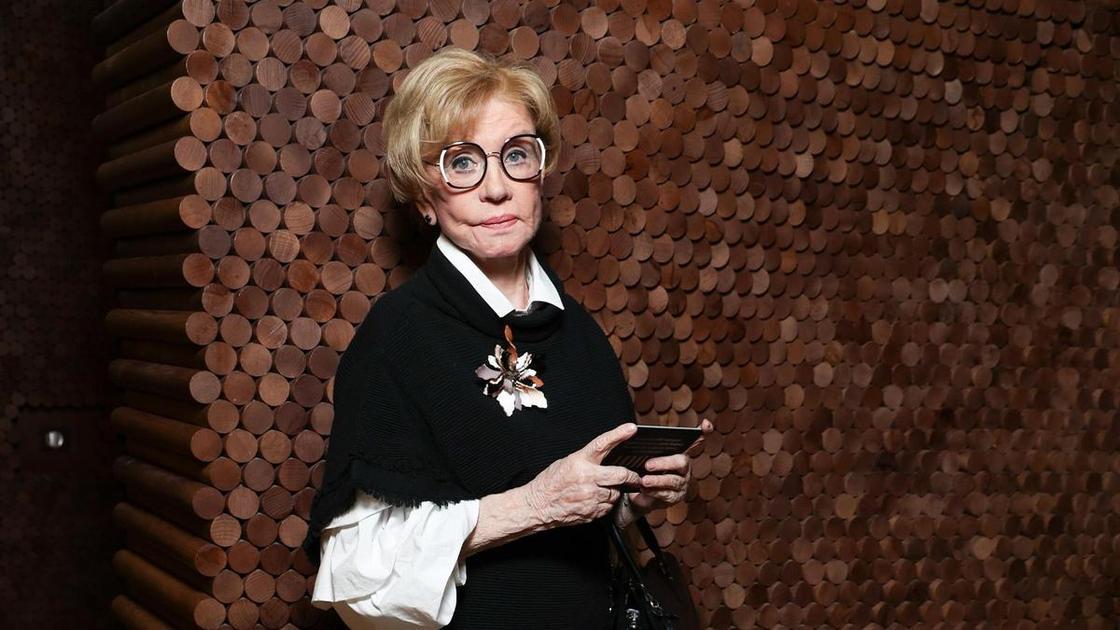 Платиновый блонд, насыщенная красная помада и изумрудное колье: 83-летняя Вера Алентова удивила своим новым стилем.