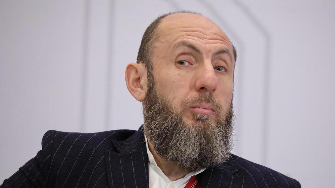 «Как будто в живую!»: Собчак засняла Кехмана, обвиняемого в получении взятки в 27 миллионов, на премьере в МХТ.