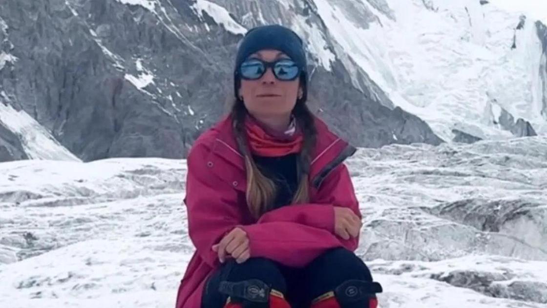 Наталья Наговицына продемонстрировала, что она жива — рядом с палаткой на Пике Победы был замечен рюкзак, ставший символом.