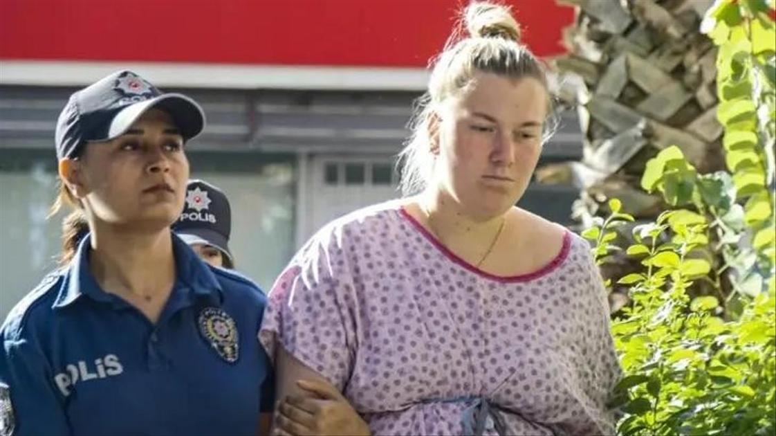 Екатерину Бурнашкину, оставившую дочь в унитазе в аэропорту Турции, лишили родительских прав.