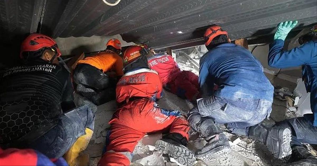 В Индонезии произошло обрушение школы, погибшие и более 60 учеников под завалами — ужасные кадры.