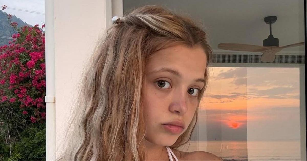 Стеллаж для аксессуаров и шкаф с личными снимками: Юля Гаврилина показала свою новую квартиру в рум-туре.