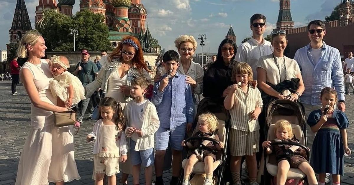 «Дети и внуки в караване»: Стриженова и Малышева провели время с семьями на Красной площади и сделали красивые снимки на память