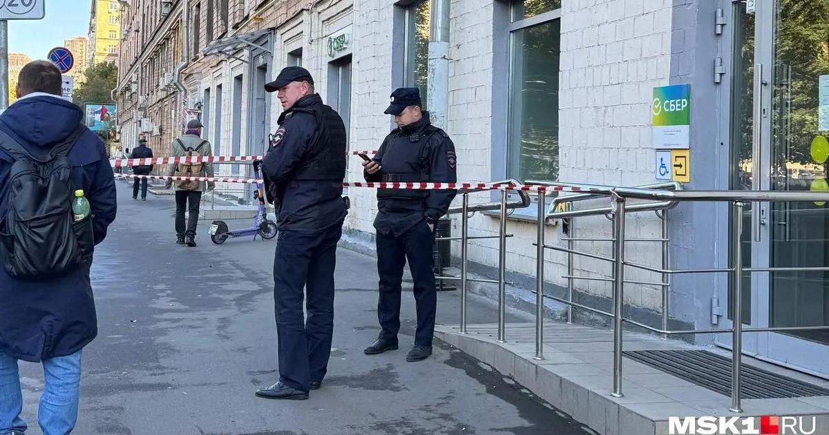 Момент жестокого убийства руководительницы «Сбербанка» Натальи Пасковой, совершённого уволенным работником Константином Топоровым — видео.