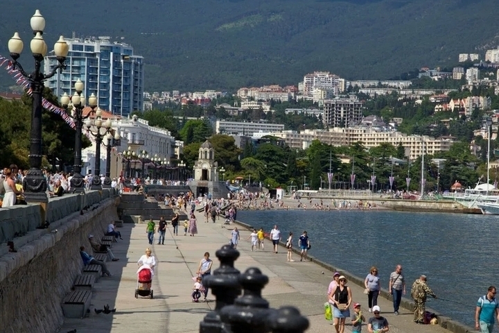 В Минтуризме Крыма прокомментировали функционирование курортов после удара беспилотника.