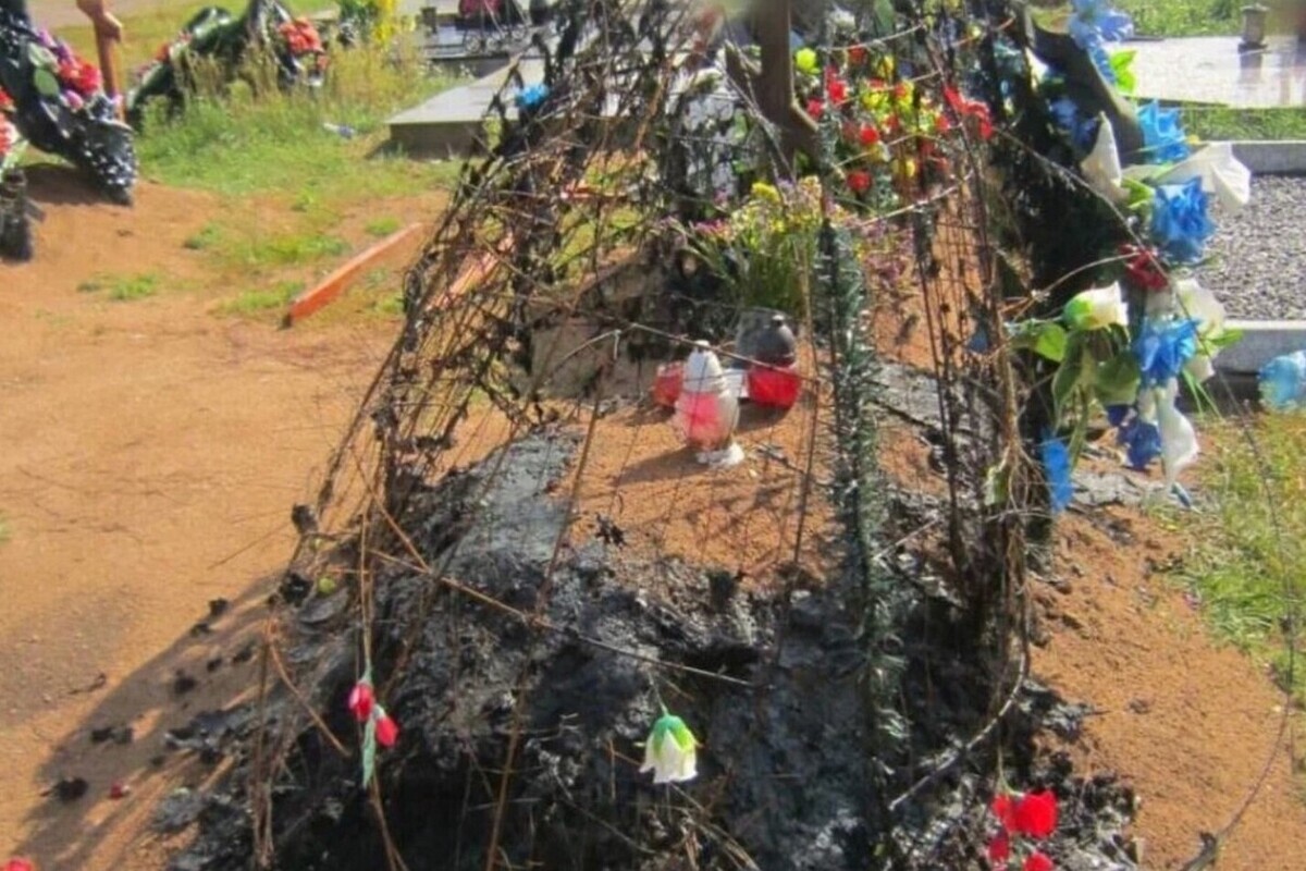 21-летняя россиянка разрушила могилу, сняв орден Мужества с памятника