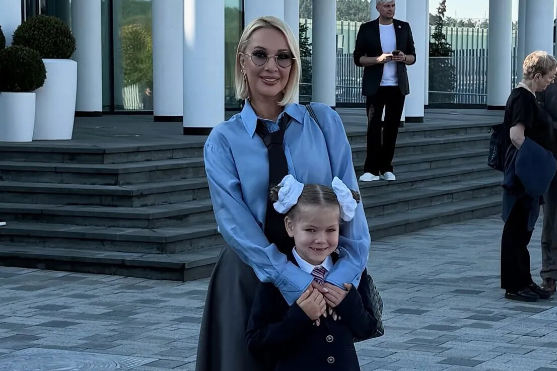 Лера Кудрявцева впервые продемонстрировала, как встречает свою дочь-первоклассницу после школы.