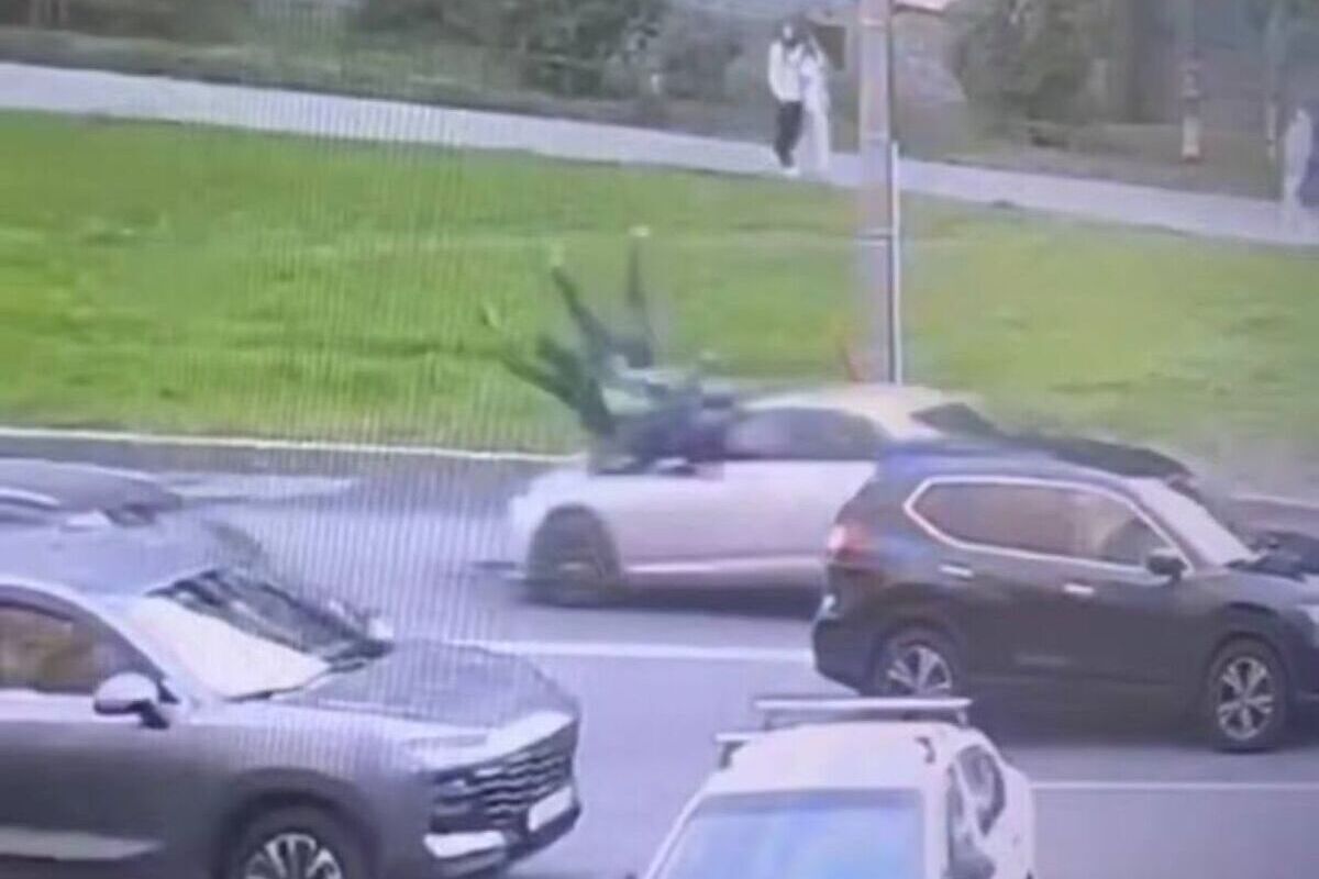 В российском городе женщина с двумя детьми стала жертвой наезда автомобиля.