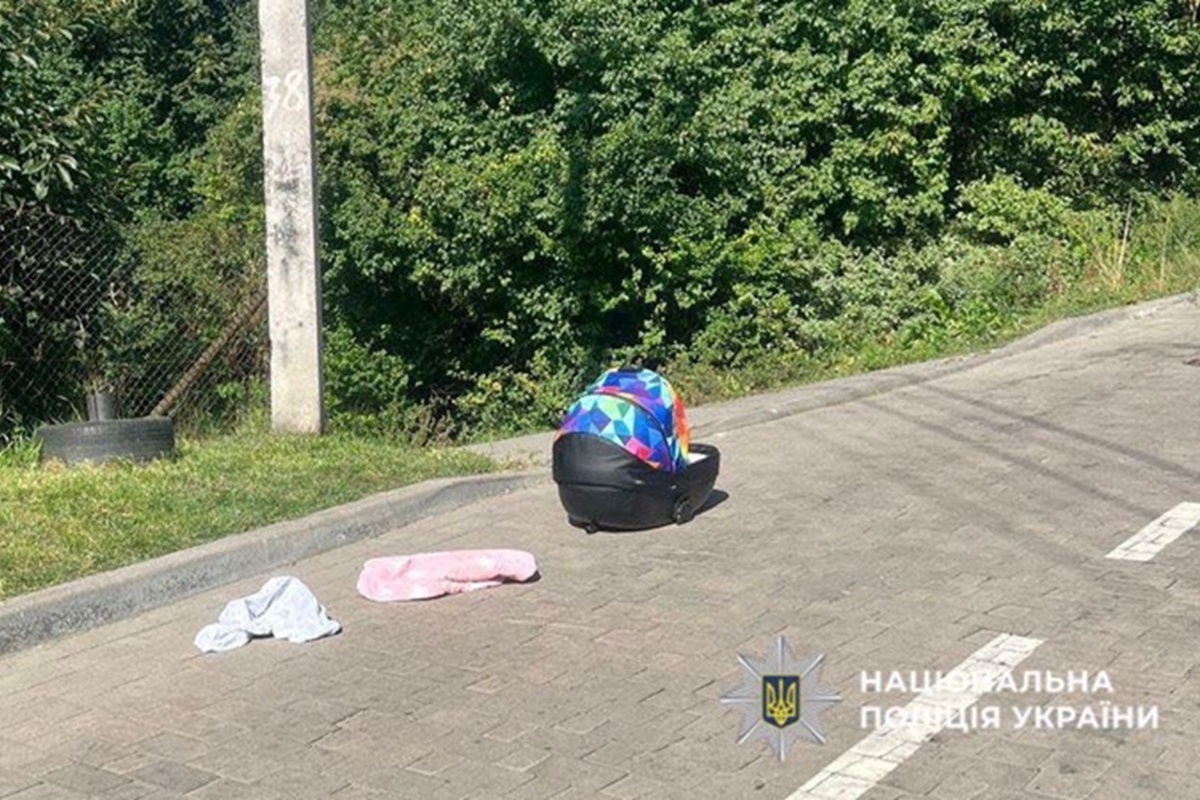 Украинец забыли младенца на крыше автомобиля и уехал, в результате чего ребенок упал.