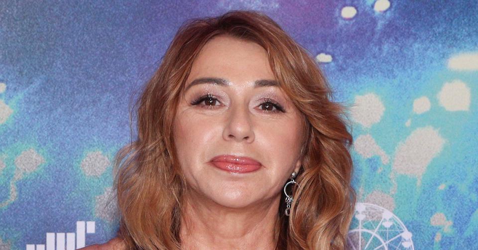 61-летняя Алена Апина устроила зажигательные танцы у уличного фонаря.