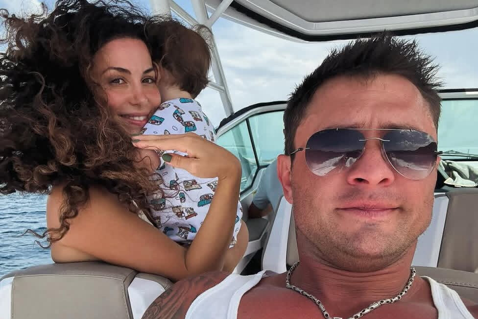 «В путь к папе»: жена Павла Прилучного поделилась трогательным видео с сыном в салоне самолета