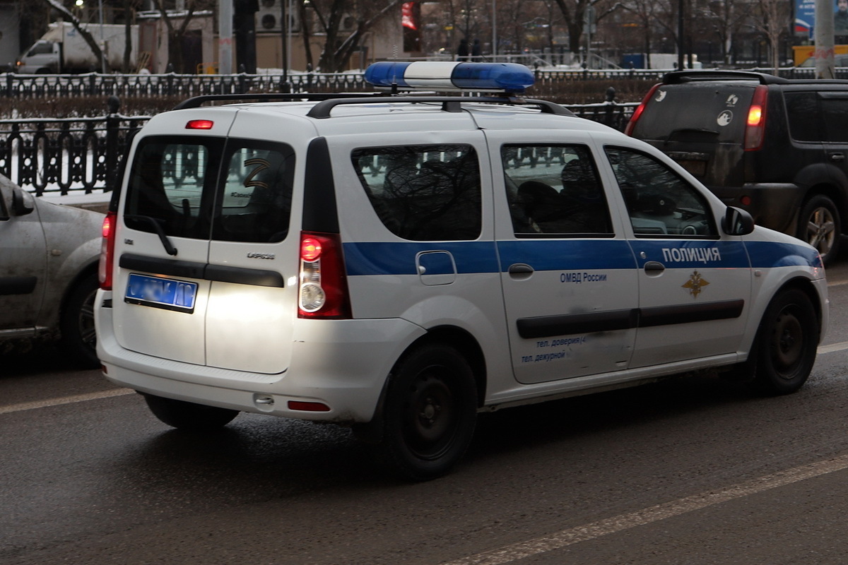 Российская женщина abandonó a su hija de dos años enferma en un vertedero.