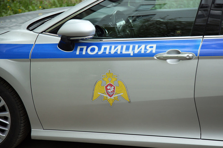 Автомобиль врезался в недостроенный мост через реку в России, и это попало на запись.