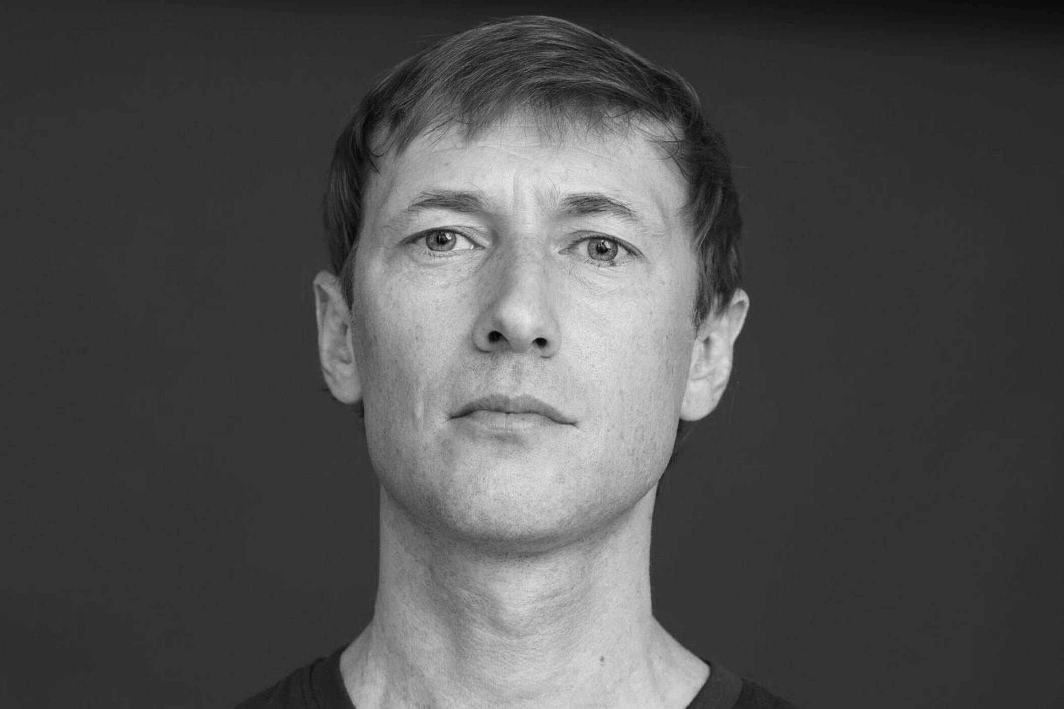 Скончался 46-летний актер Денис Семенов, известный по сериалам «Шеф» и «Невский», после длительной болезни.