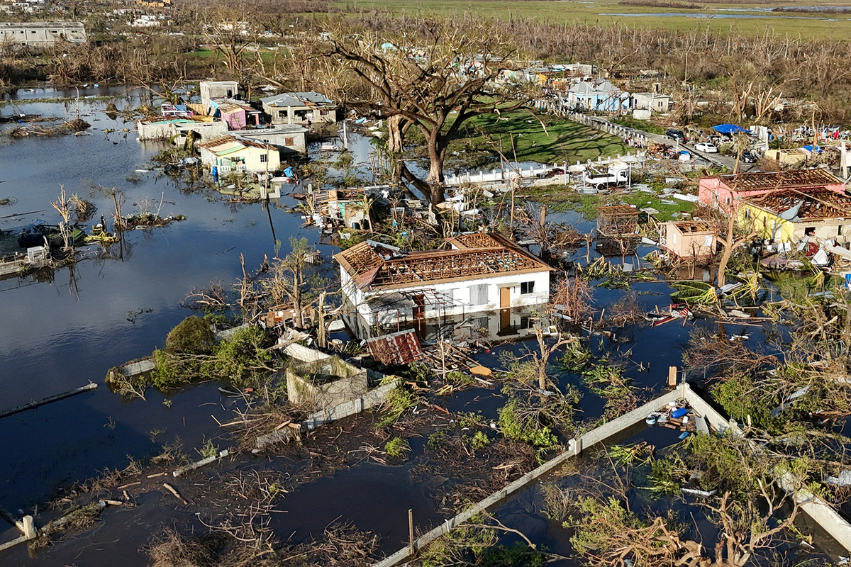 Количество жертв от редкого урагана превысило пятьдесят.