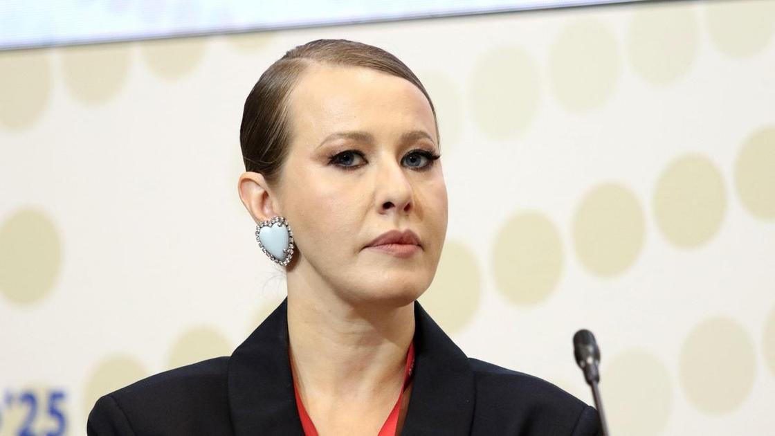 Собчак обнимается с Деппом, Самойлова в белье на прогулке, Перминова с новой стрижкой: русские знаменитости на парижской неделе моды.