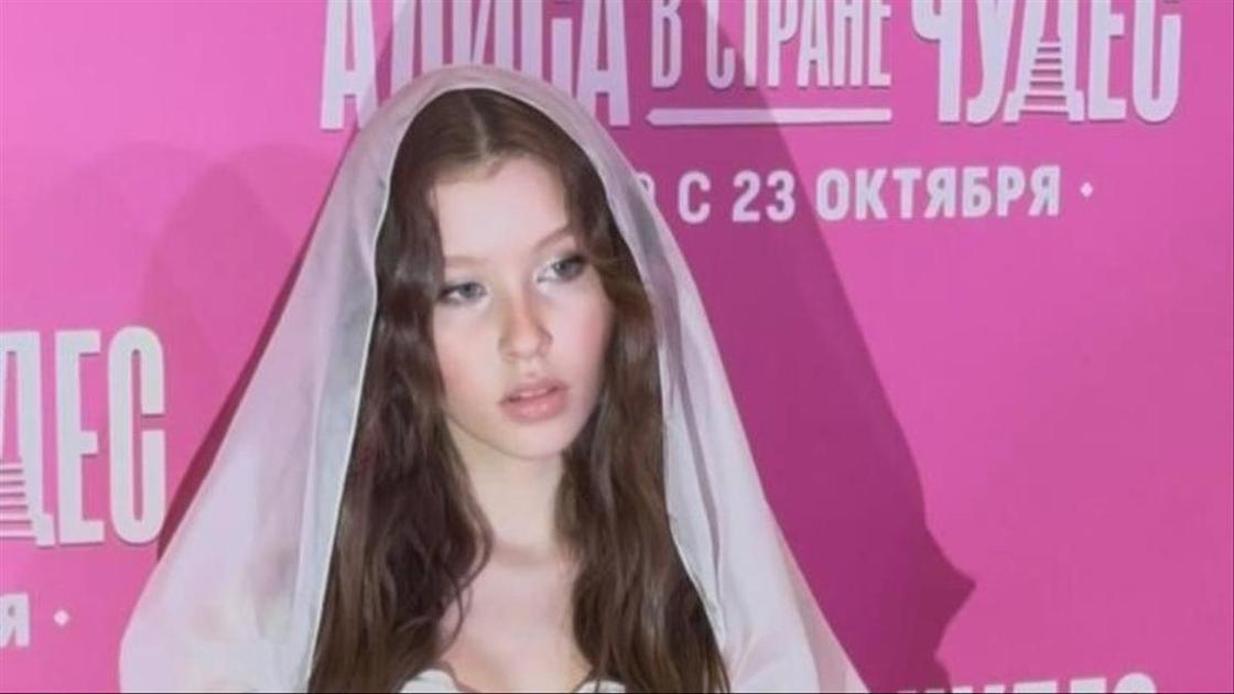 «Невеста Пересильд и жених Дмитриенко, Андреева в ультра-коротком платье, Борисов с женой: «Алиса в стране чудес»»