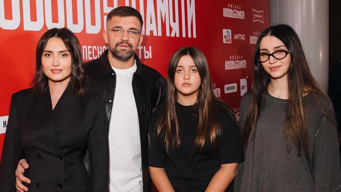 Седокова демонстрирует свои кубики пресса, Крид укрывается от фотокамер, а Баста ласково говорит с супругой: премьера мюзикла «Любовь без памяти»