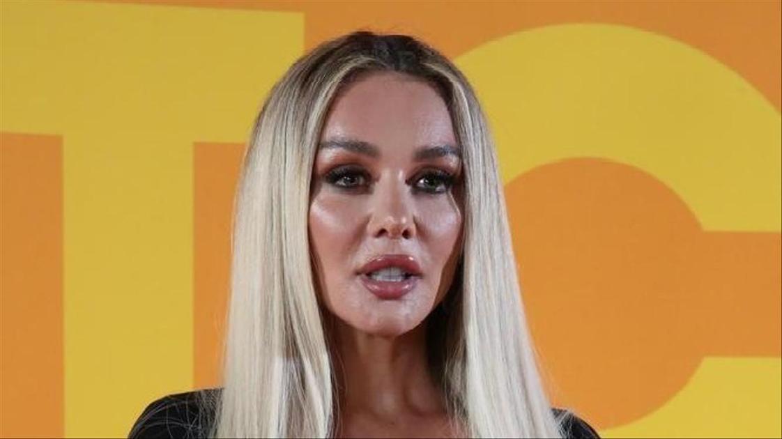 «Я адекватно воспринимаю его фотографии!» — Анна Седокова делает комплимент новому парню, нежно протирая экран телефона.