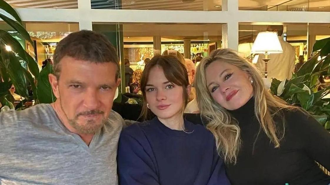 Счастливый Антонио Бандерас поднимает тост с гостями на свадьбе дочери от Мелани Гриффит — фото с праздника.