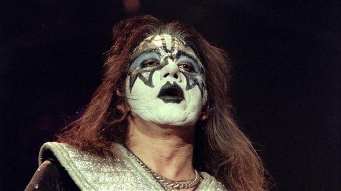 74-летний гитарист рок-группы Kiss Эйс Фрейли скончался в больнице через несколько дней после падения в студии.