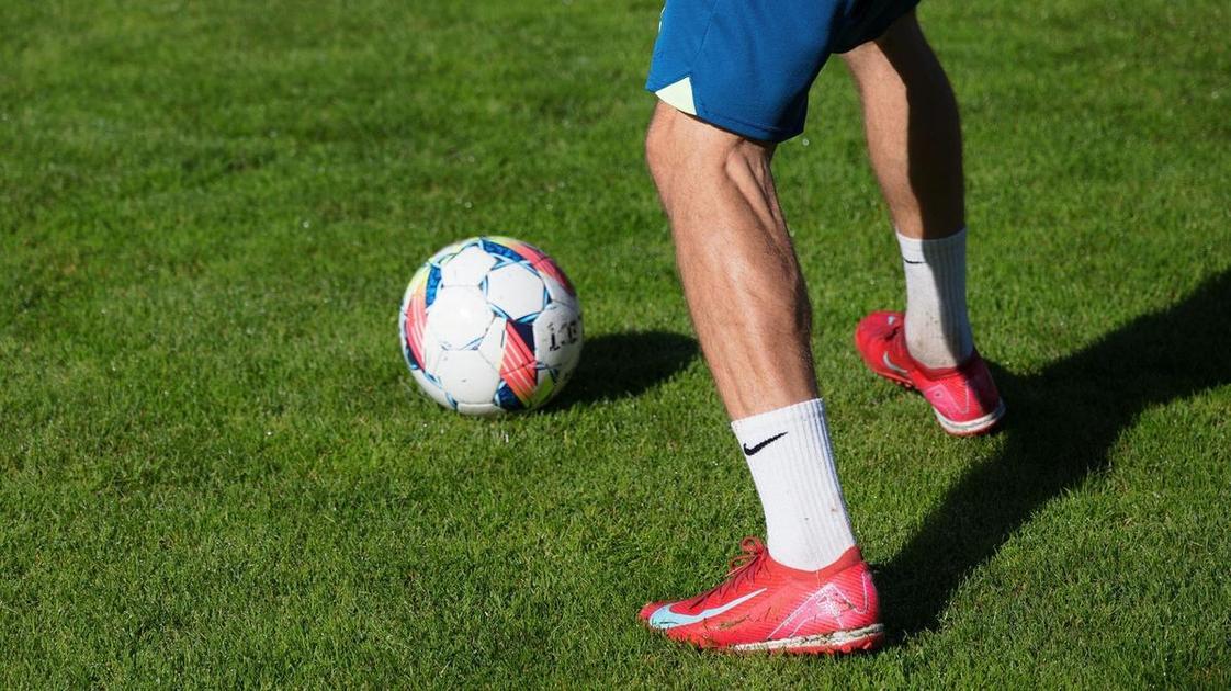 Лег на газон, чтобы расслабить ногу — и скончался: во время игры умер 19-летний воспитанник «Кайрата» Диас Толеу.