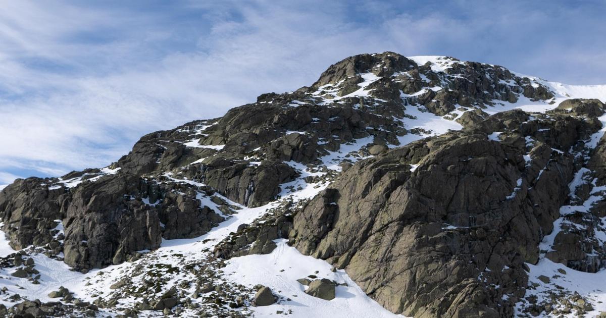 Поиски 42-летней альпинистки Полины Захаровой, исчезнувшей на горе Иремель без продовольствия и снаряжения, продолжаются на третий день.