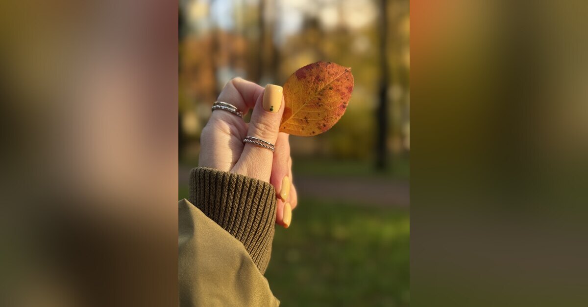 Обычно отдаю предпочтение нюдовым оттенкам, но на этот раз выбрала цвет сливочного масла с темно-зеленым акцентом.