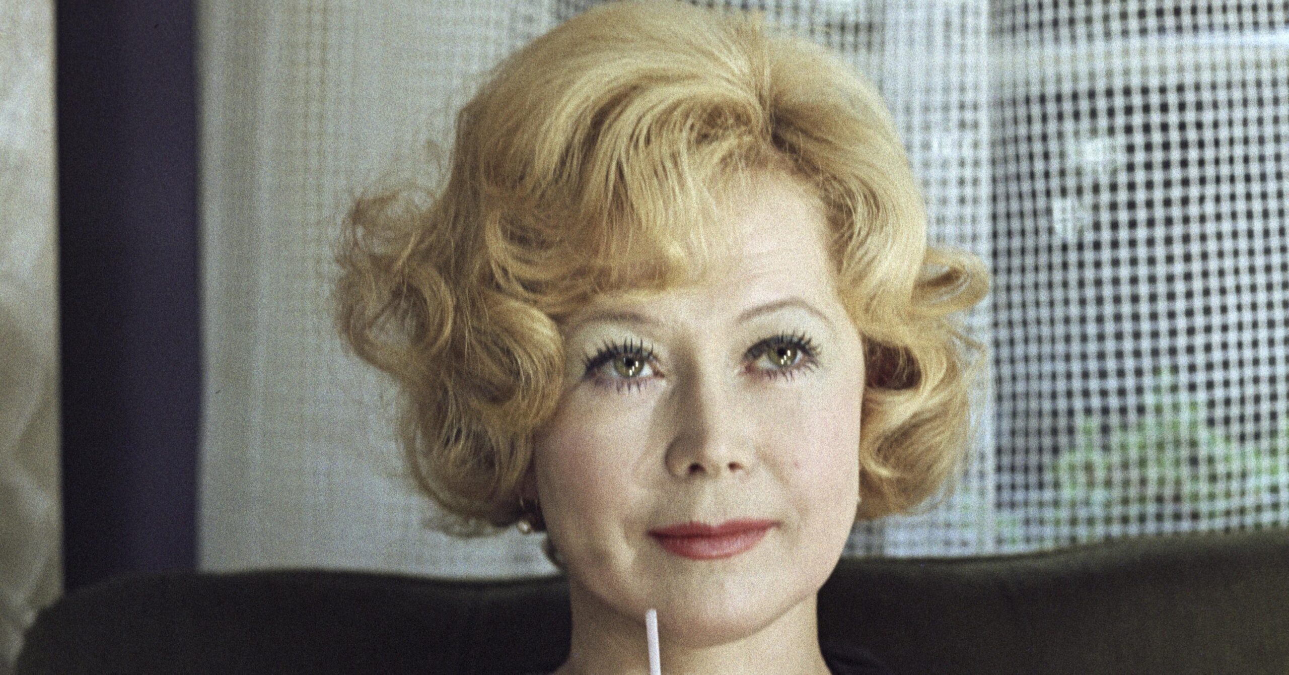 Фанаты высказались о внешности 88-летней Немоляевой.