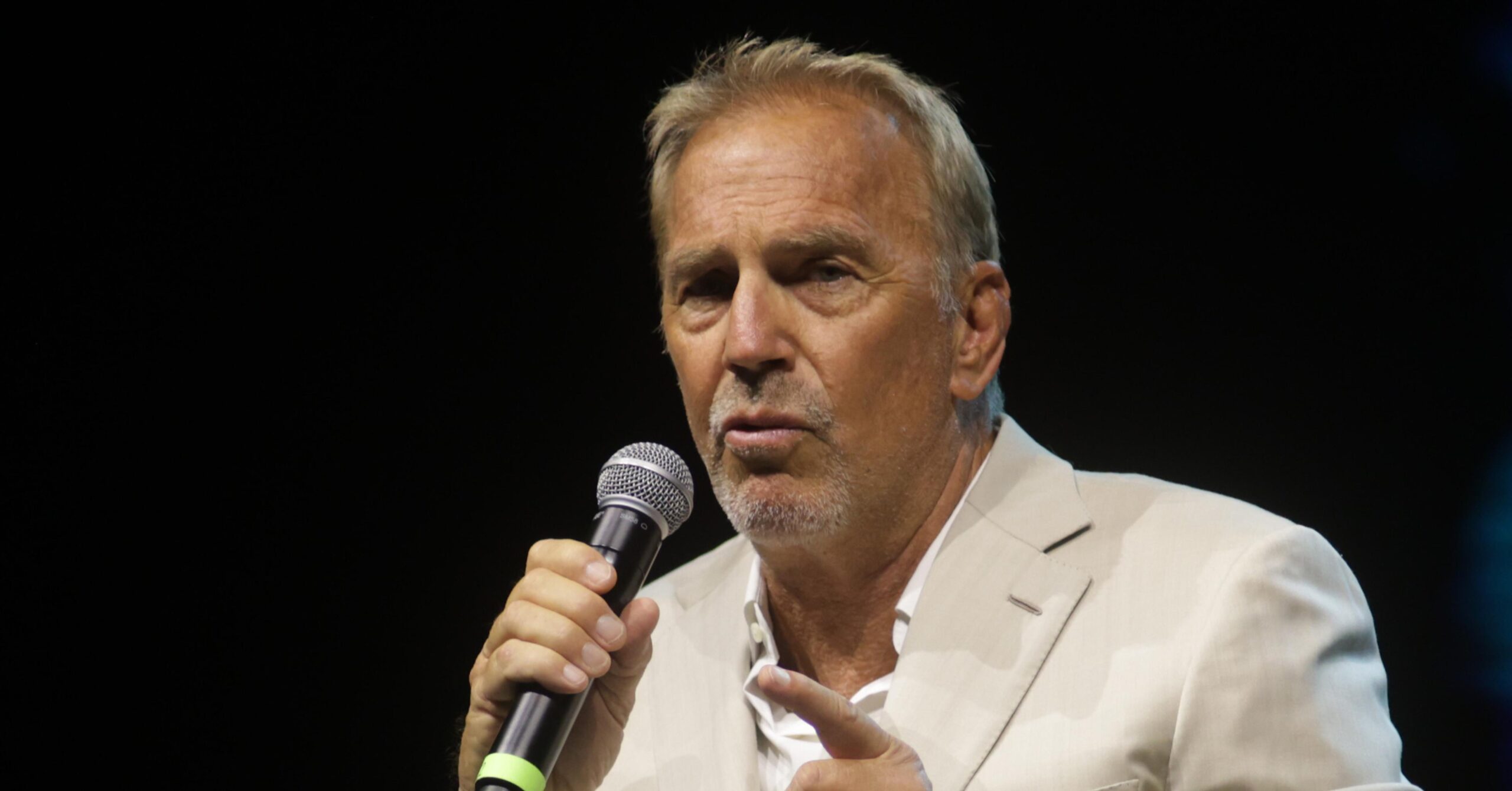 Кевин Костнер успешно добился отказа от некоторых исков в деле о сексуальном насилии.