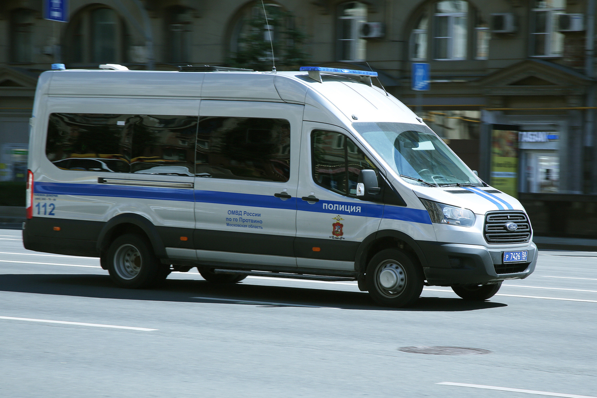 В Москве автомобиль сбил пешехода насмерть, и водитель скрылся с места происшествия.
