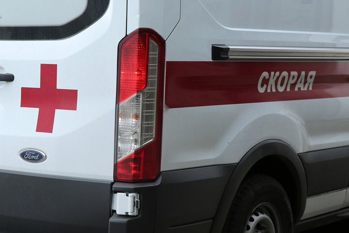 Толпа同ей ровесниц безжалостно избила двух школьниц в российском городе.