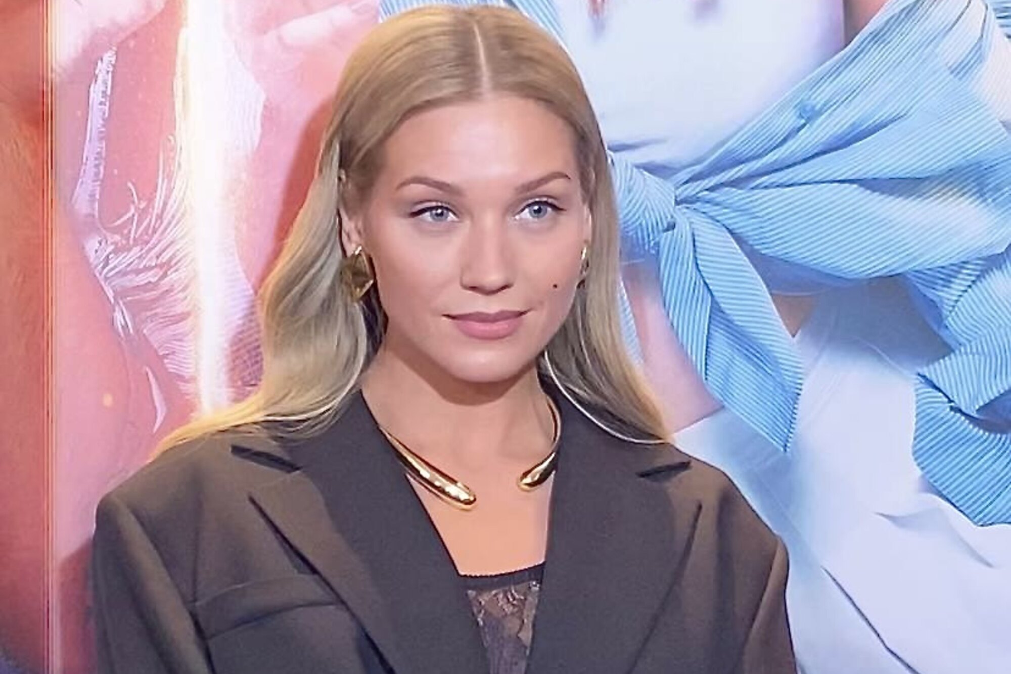 Кристина Асмус продемонстрировала новый образ на премьере фильма «Сводишь с ума»