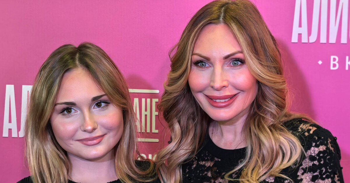 Наталья Бочкарева посетила премьеру вместе с дочерью, которой 17 лет.