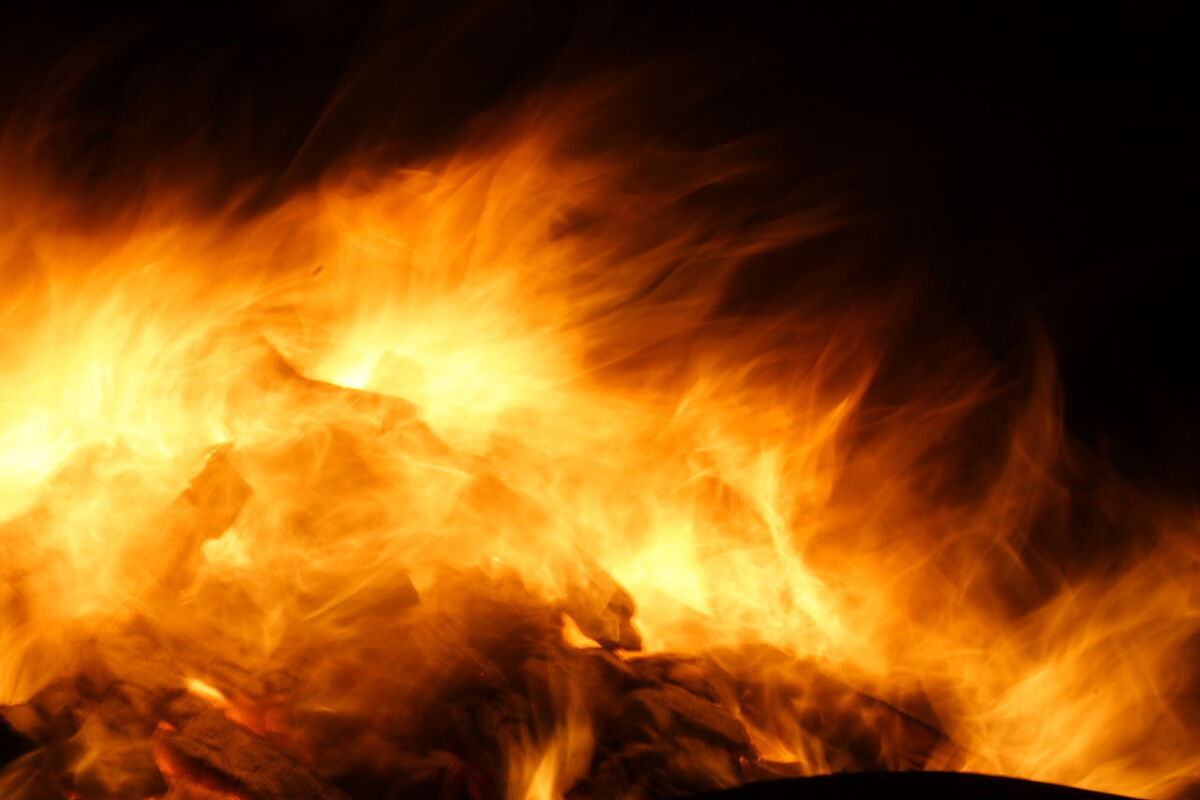 Во время ужасного пожара в квартире Москвы мужчина прыгнул с седьмого этажа на дерево.