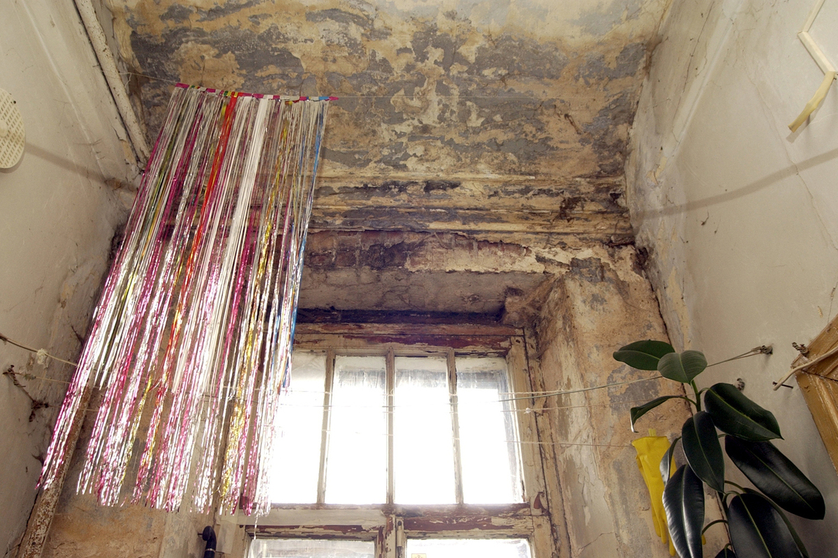 Смерть ребенка из-за черной плесени повлияла на изменения в законах о социальном жилье